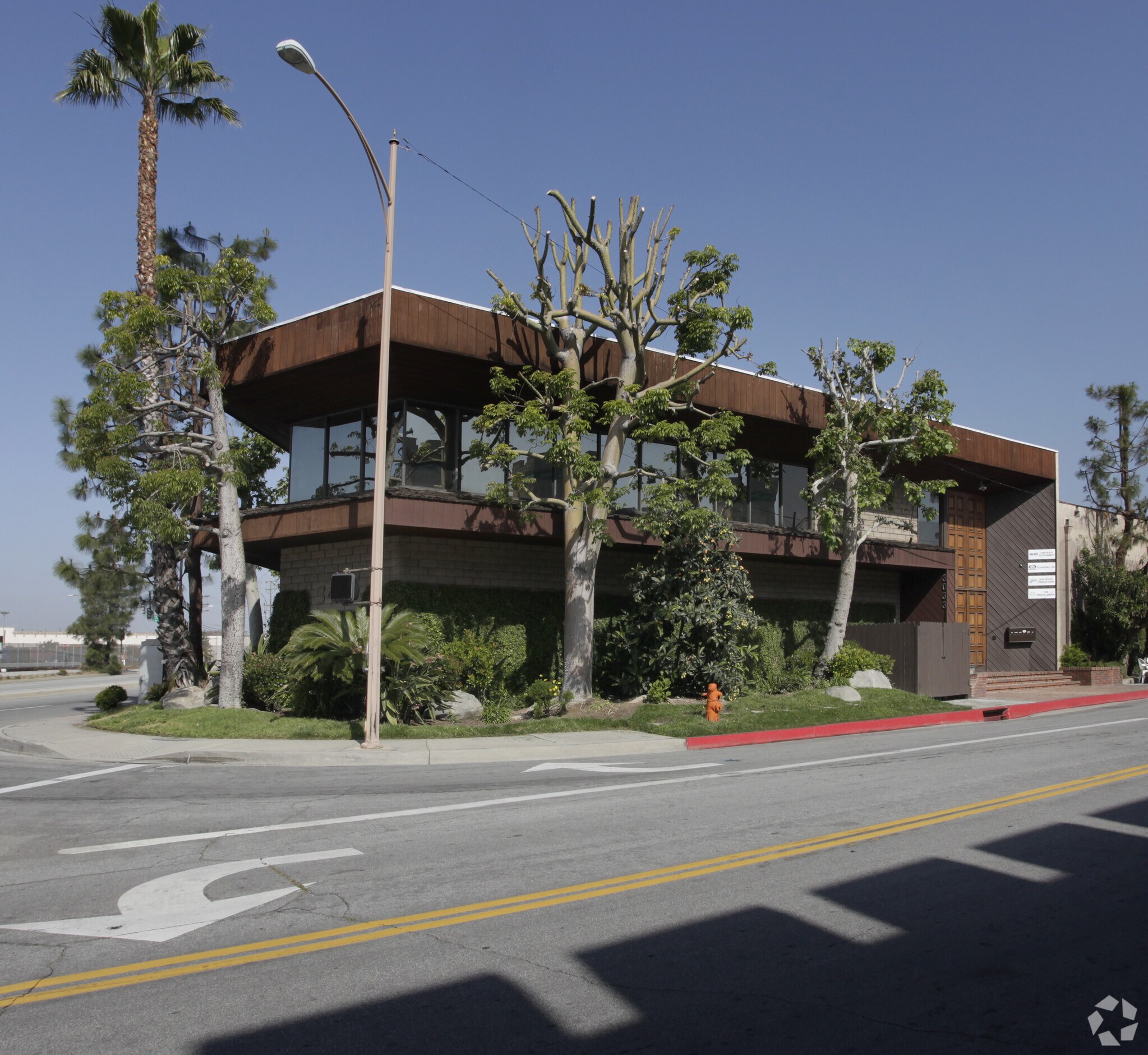 3033 N Avon St, Burbank, CA à louer Photo du bâtiment- Image 1 de 6