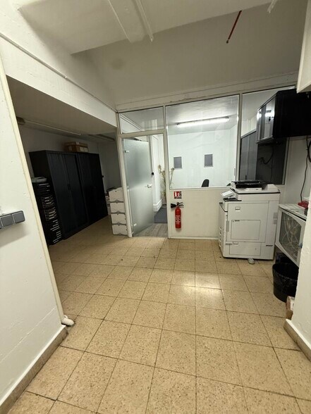 Retail in Paris for lease - Building Photo - Image 3 of 6