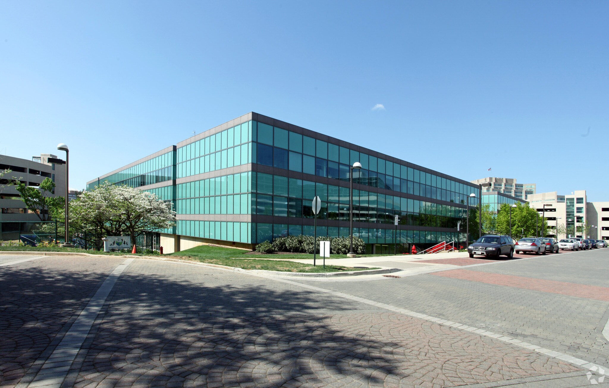 6555 Rock Spring Dr, Bethesda, MD à louer Photo du bâtiment- Image 1 de 7