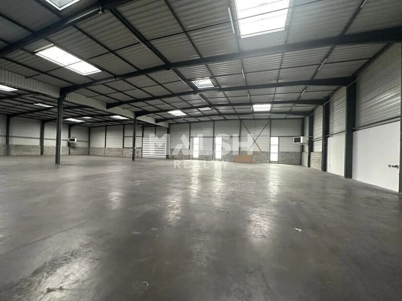 Office in Saint-Priest for lease - Interior Photo - Image 1 of 12