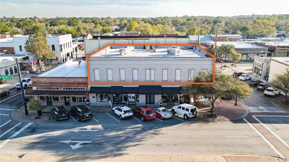 212-216 E Alamo St, Brenham, TX à louer - Photo du bâtiment - Image 1 de 14