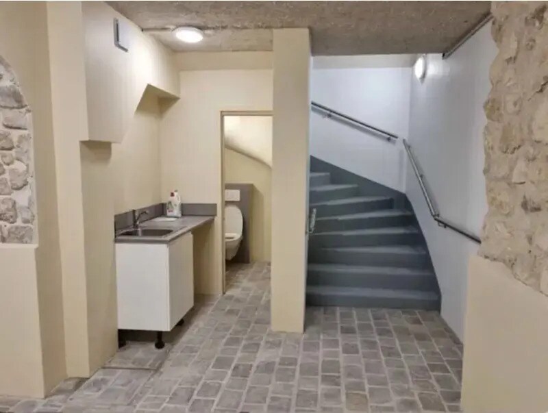 Retail in Paris for lease Interior Photo- Image 1 of 3