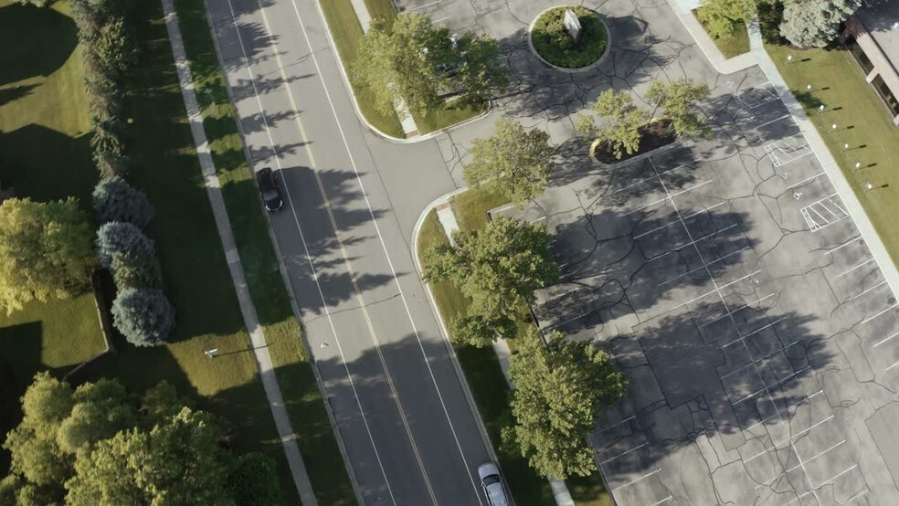 12400 Portland Ave, Burnsville, MN à louer - Vidéo sur l’inscription commerciale - Image 2 de 37