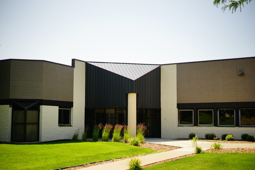 7615 Golden Triangle Dr, Eden Prairie, MN à louer - Photo du bâtiment - Image 2 de 3