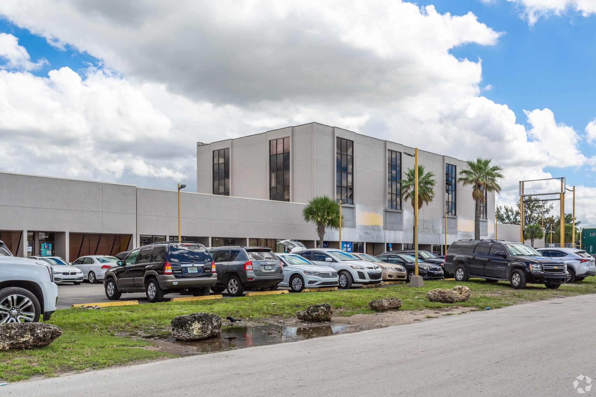 6801 NW 77th Ave, Miami, FL for lease Primary Photo- Image 1 of 4