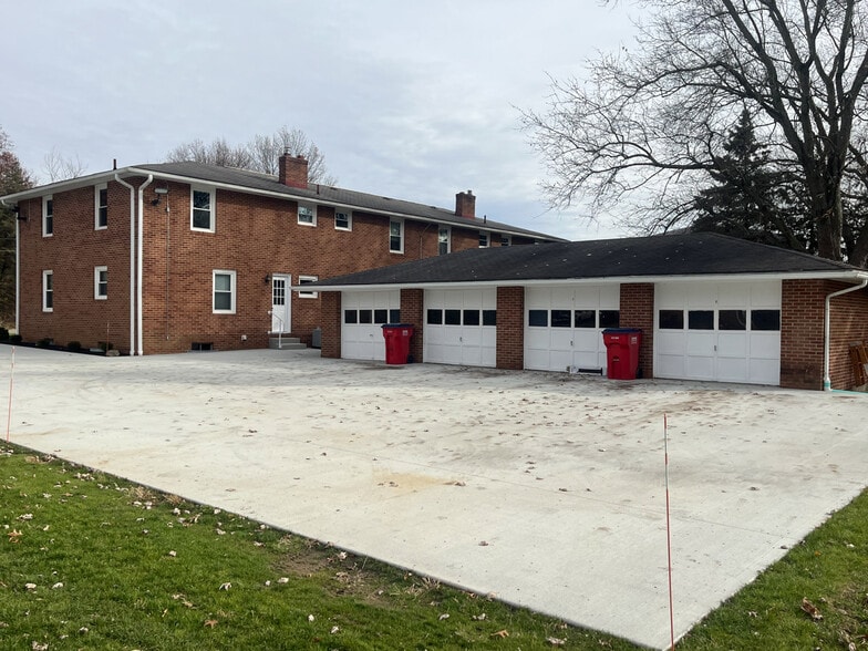 8653 Rosewood Ave NW, Canton, OH à vendre - Photo du bâtiment - Image 2 de 10