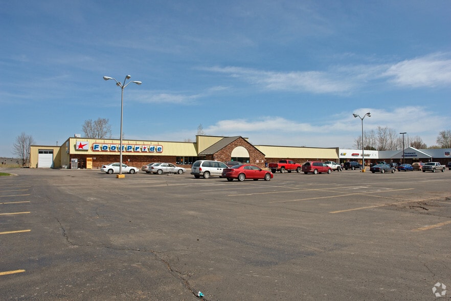 860-888 N Van Dyke Rd, Almont, MI for lease - Primary Photo - Image 1 of 2