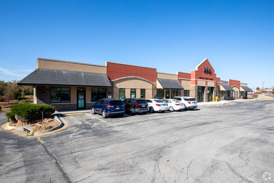 6014 N State Route 9, Parkville, MO à louer - Photo du bâtiment - Image 2 de 7