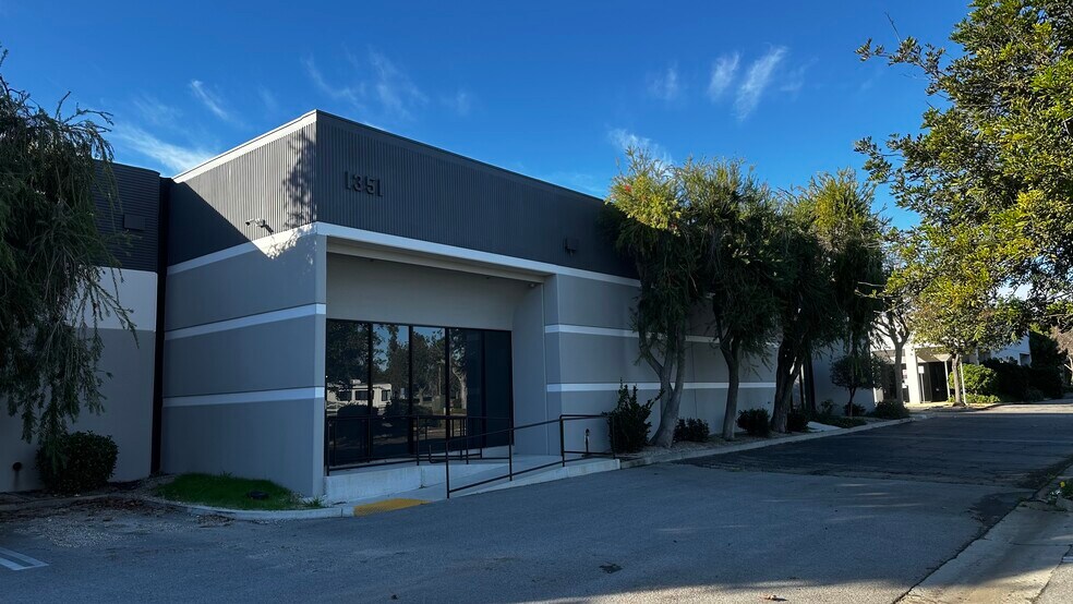 1401 Vanguard Dr, Oxnard, CA à louer - Photo du bâtiment - Image 3 de 9