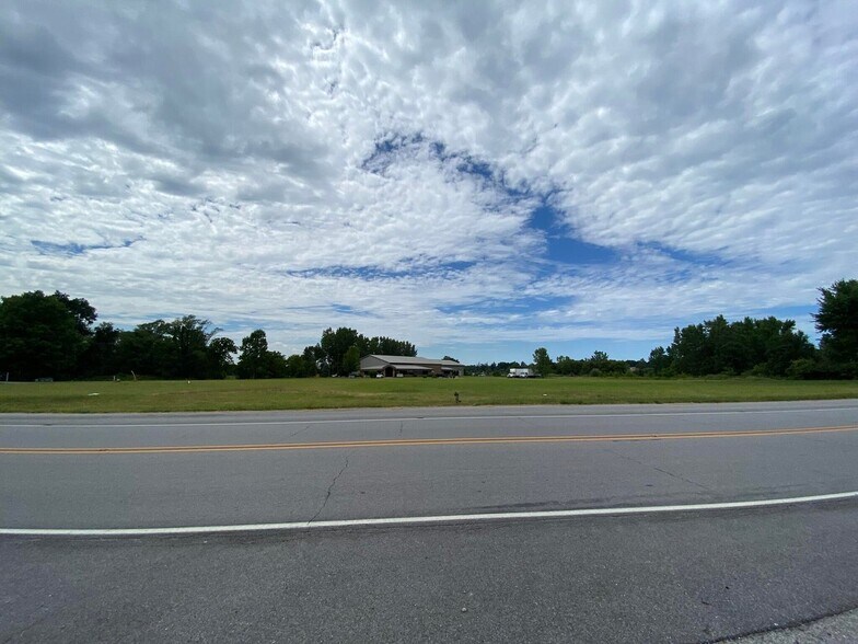 1465 Clark Dr, Valparaiso, IN for sale - Building Photo - Image 2 of 5