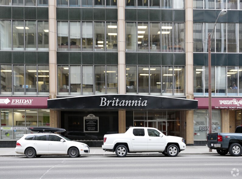 703 6 Av SW, Calgary, AB à louer - Photo du bâtiment - Image 3 de 4