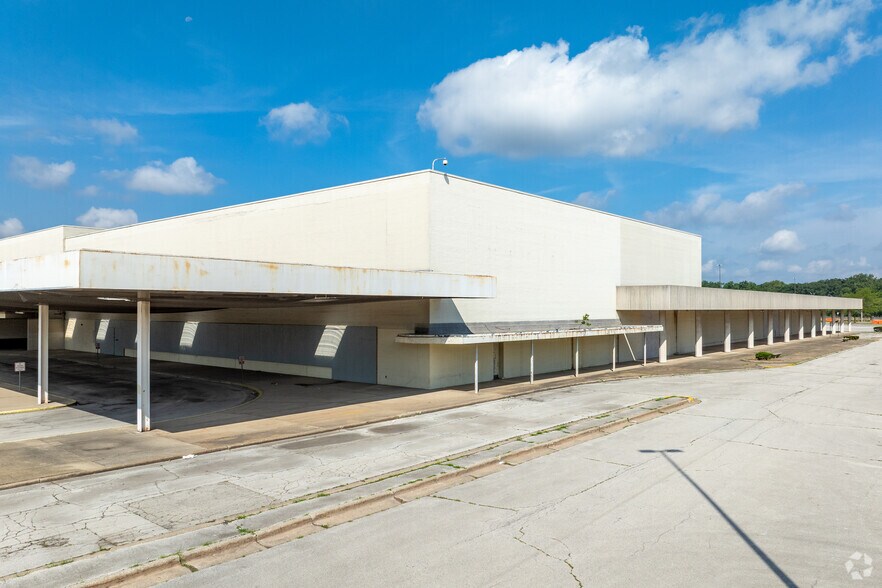 96 River Oaks Center Dr, Calumet City, IL for lease - Primary Photo - Image 1 of 4