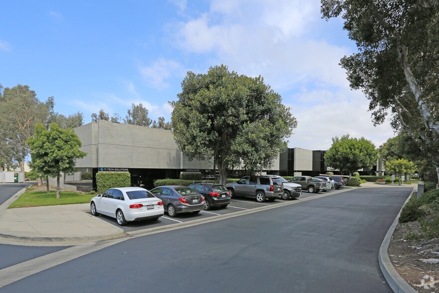 2237 Faraday Ave, Carlsbad, CA à louer - Photo du bâtiment - Image 3 de 12