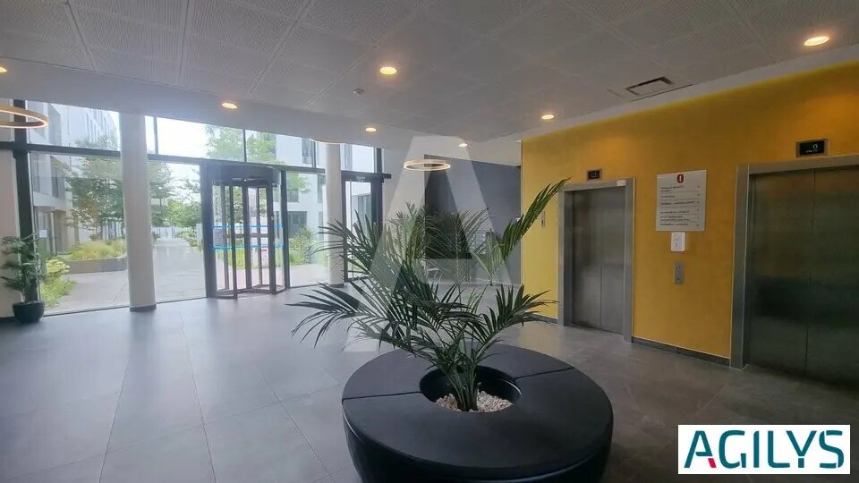 Bureau dans Massy à louer Hall d’entrée- Image 1 de 11