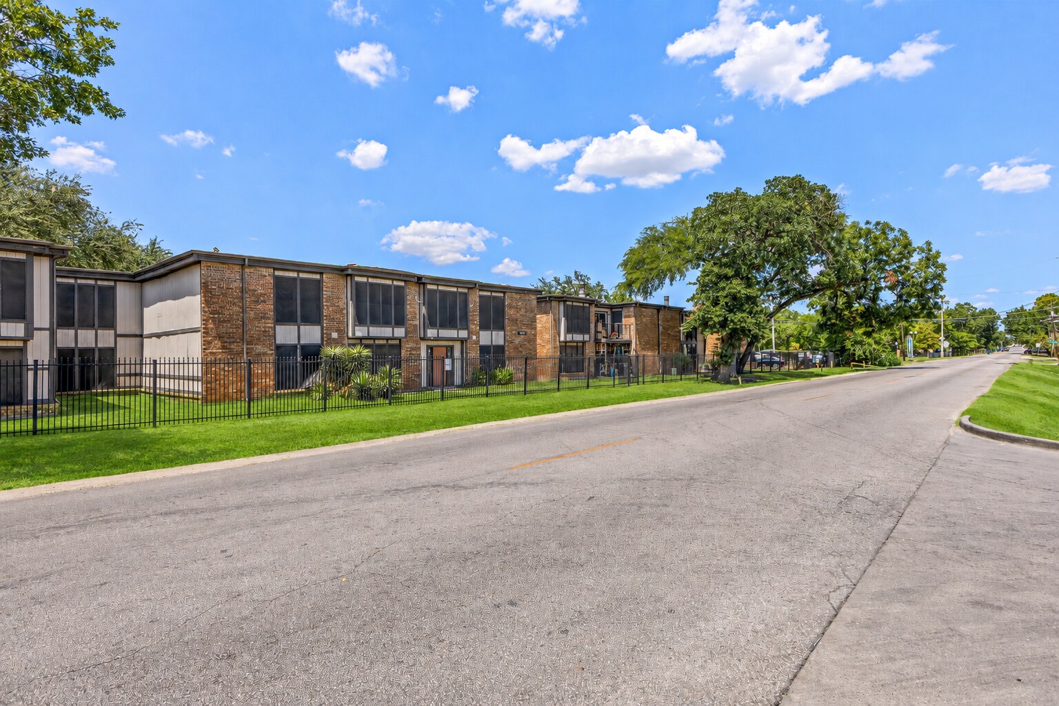 2833 Community Dr, Dallas, TX à vendre Photo du bâtiment- Image 1 de 13