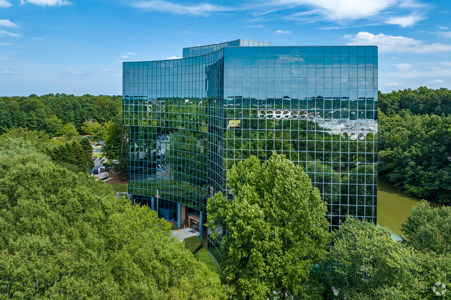 100 Crescent Center Pkwy, Tucker, GA à louer - Photo du bâtiment - Image 2 de 20