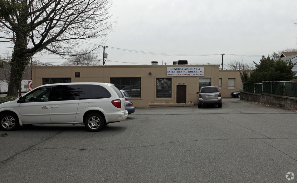117-121 Gertrude Ave, Paramus, NJ à louer - Photo du bâtiment - Image 1 de 13