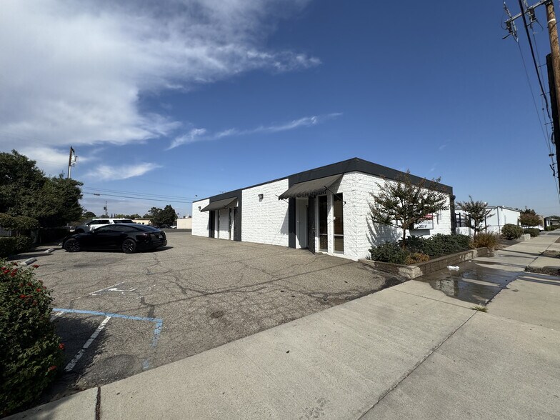 2525 H St, Bakersfield, CA à vendre - Photo du bâtiment - Image 2 de 11