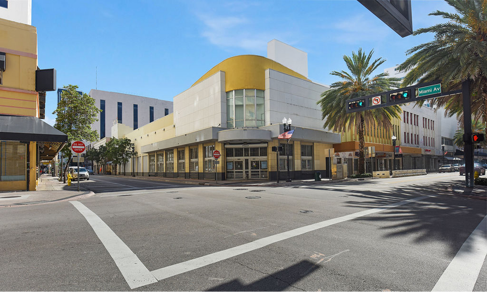 1 E Flagler St, Miami, FL à louer - Photo du bâtiment - Image 2 de 7