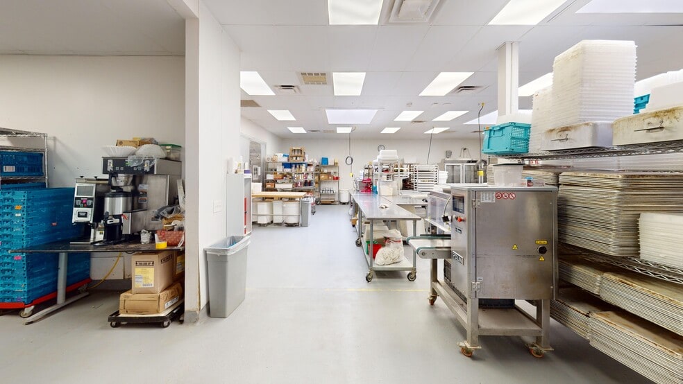 911 E McMillan St, Cincinnati, OH for lease - Interior Photo - Image 2 of 12