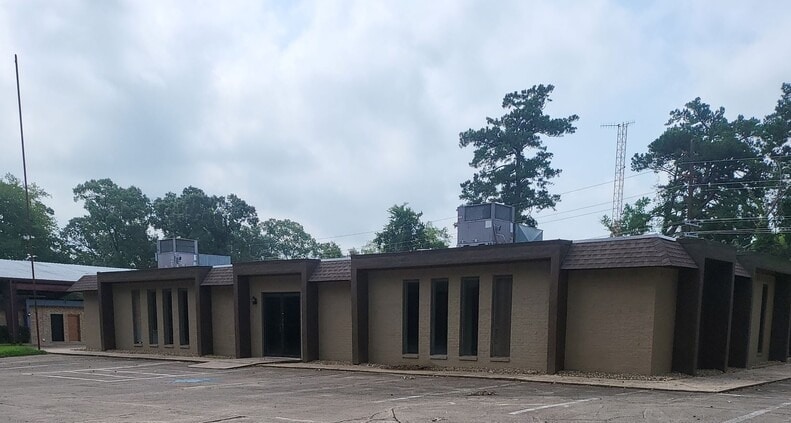 2019B S Henderson Blvd, Kilgore, TX for lease Building Photo- Image 1 of 9