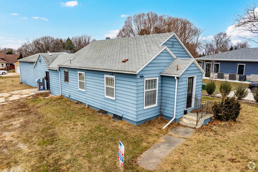 1305 Sunset Dr, Norwalk, IA for sale - Primary Photo - Image 1 of 8