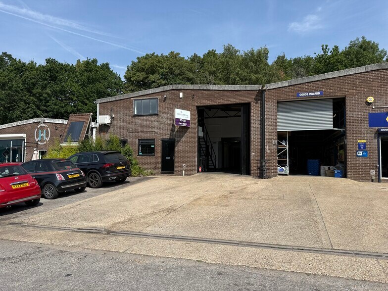 Unit 11 Station Rd, Pulborough à louer - Photo du bâtiment - Image 2 de 14