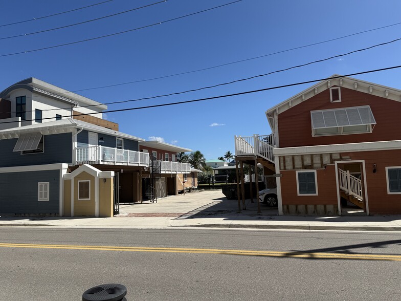202 Crescent St, Fort Myers Beach, FL à louer - Photo du bâtiment - Image 3 de 9
