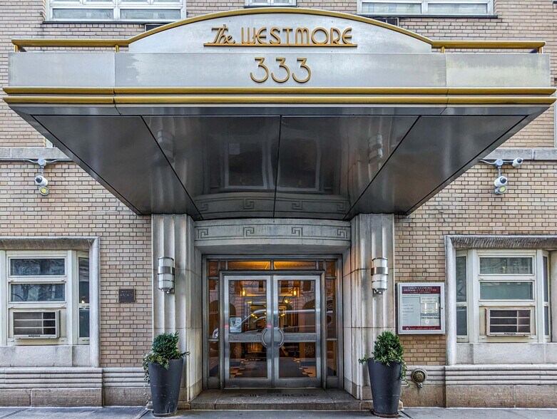 333 W 57th St, New York, NY à louer - Photo du bâtiment - Image 2 de 5