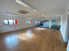 1 Bath Rd, Newbury for lease Interior Photo- Image 2 of 3