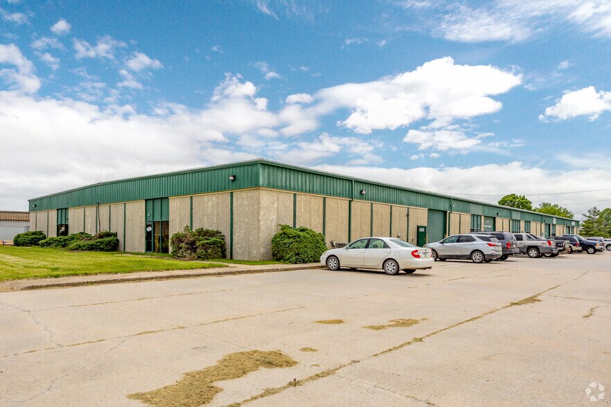 1717-5765 NE 58th Ave, Des Moines, IA à louer - Photo du bâtiment - Image 2 de 24