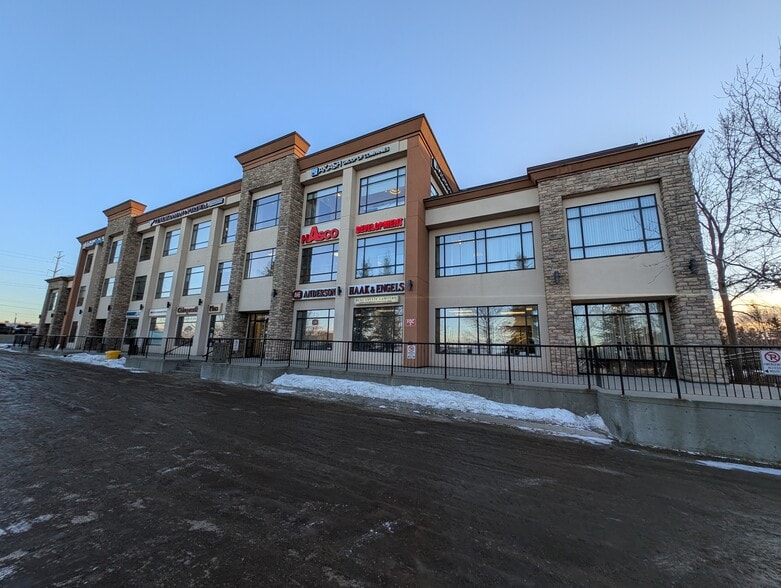 9803-9815 34 Ave NW, Edmonton, AB à vendre - Photo du bâtiment - Image 2 de 6