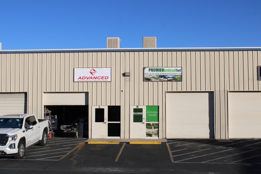 11237 Pellicano Dr, El Paso, TX à louer - Photo du bâtiment - Image 2 de 4