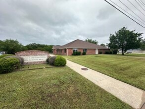 1156 N Bonnie Brae St, Denton, TX for lease Interior Photo- Image 2 of 18