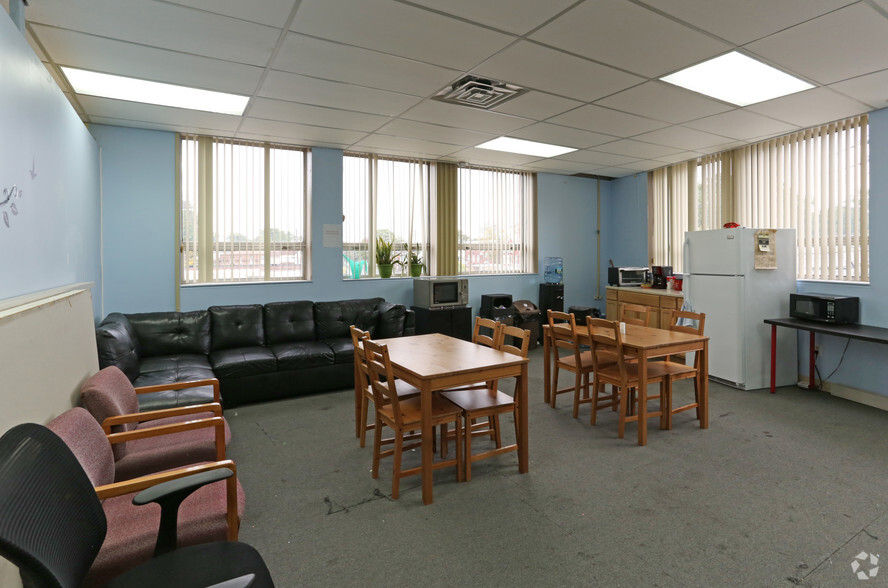 970 New Brunswick Ave, Rahway, NJ for lease - Interior Photo - Image 3 of 17