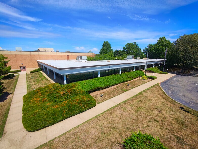 1000 New Horizons Blvd, Amityville, NY à louer - Photo du bâtiment - Image 3 de 7
