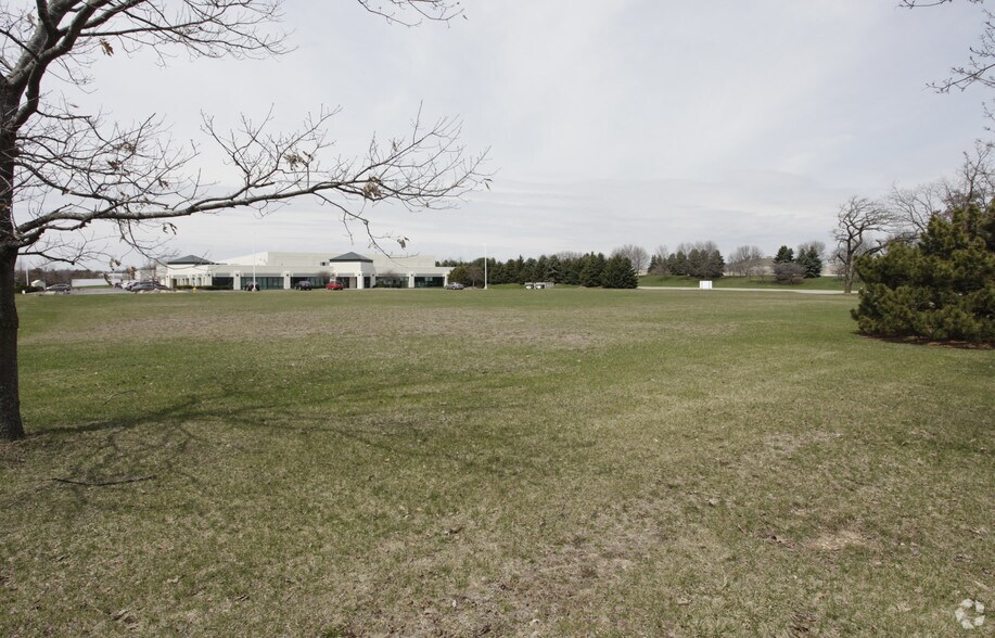 1270 Corporate Center Dr, Oconomowoc, WI for sale - Building Photo - Image 2 of 2