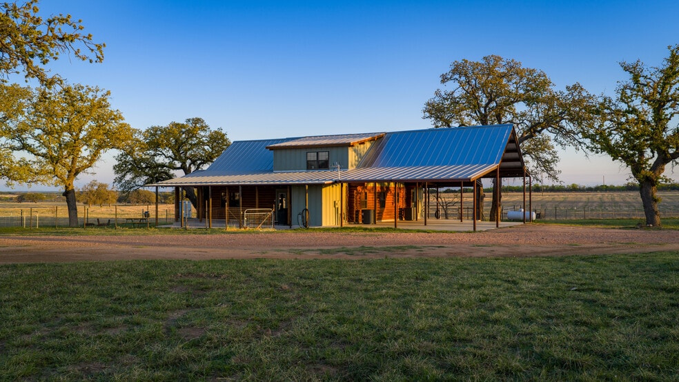 348 Blau Ln, Hext, TX à vendre - Photo du bâtiment - Image 3 de 50