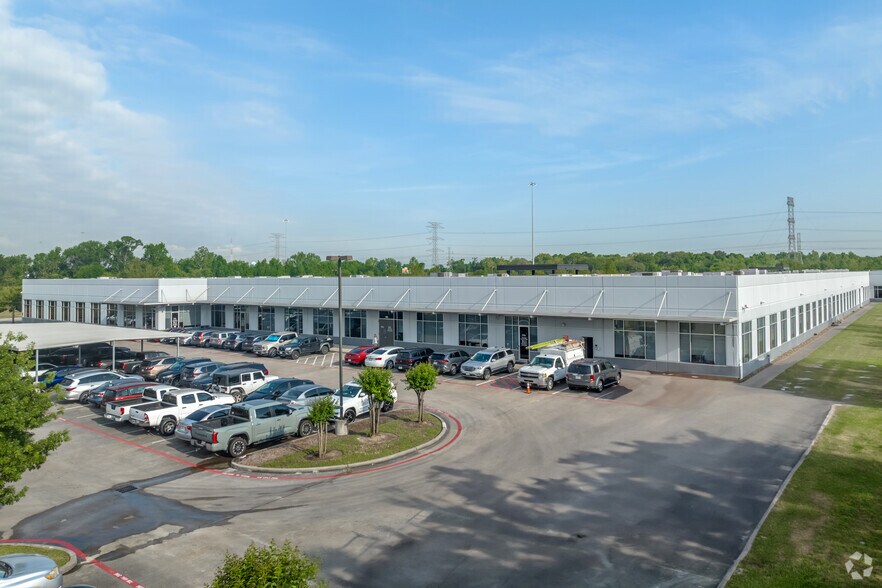 1717 N Sam Houston Pky W, Houston, TX à louer - Photo du bâtiment - Image 1 de 4