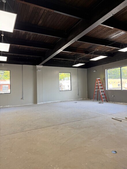 635 New Park Ave, West Hartford, CT à louer - Photo du bâtiment - Image 3 de 24