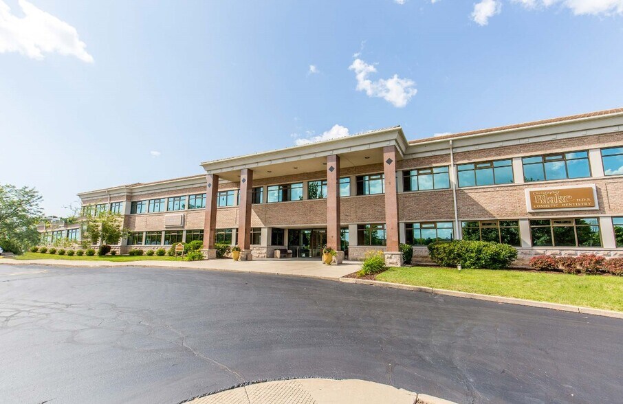 17280 W North Ave, Brookfield, WI à louer - Photo du bâtiment - Image 3 de 12