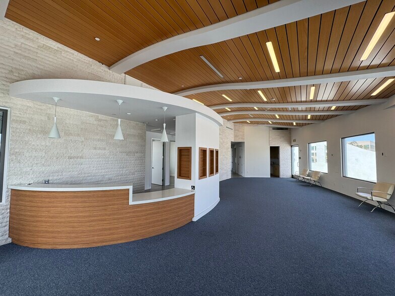 495 N Old Newport Blvd, Newport Beach, CA à louer - Photo du bâtiment - Image 3 de 11