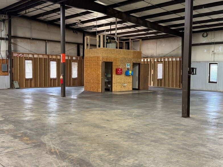 21067 Protecta Dr, Elkhart, IN for lease - Building Photo - Image 2 of 6