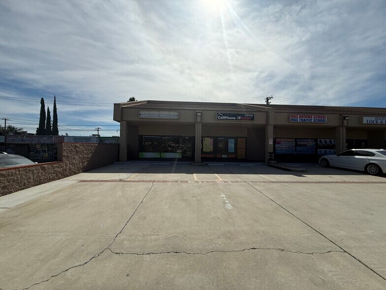 519 W Foothill Blvd, Rialto, CA à louer - Photo du bâtiment - Image 2 de 7
