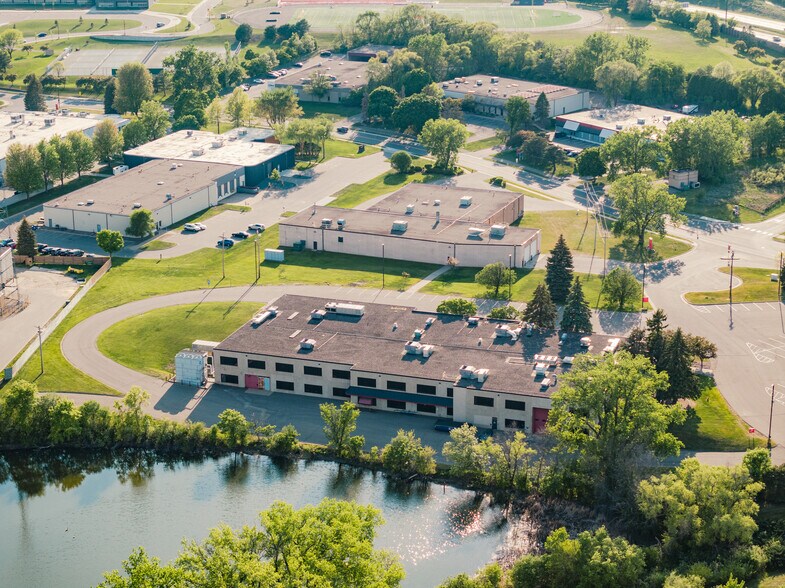 7945 Wallace Rd, Eden Prairie, MN à vendre - Photo du bâtiment - Image 2 de 17