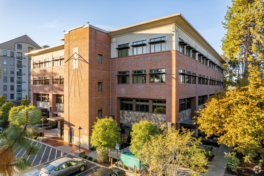 360 E 10th Ave, Eugene, OR à louer - Photo du bâtiment - Image 2 de 8