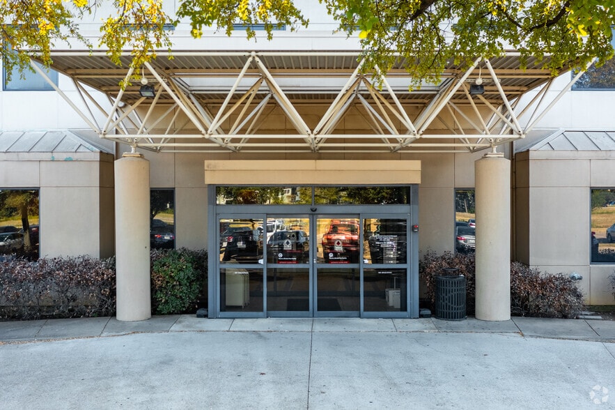 751 Hebron Pky, Lewisville, TX for lease - Building Photo - Image 2 of 15