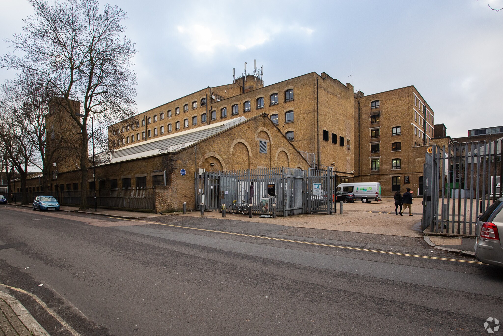 Drummond Rd, Londres à louer Photo du bâtiment- Image 1 de 4