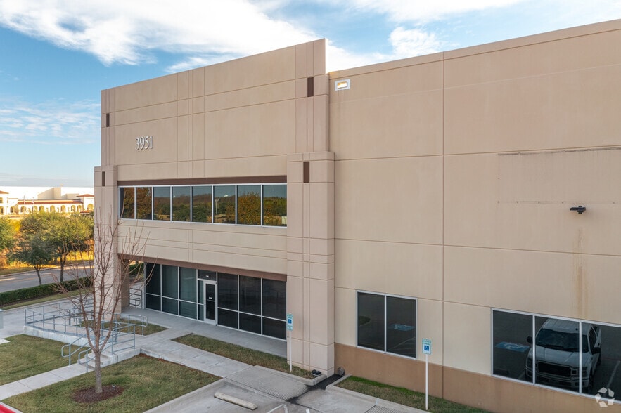 3951 Corporate Dr, Lancaster, TX for lease - Building Photo - Image 3 of 4