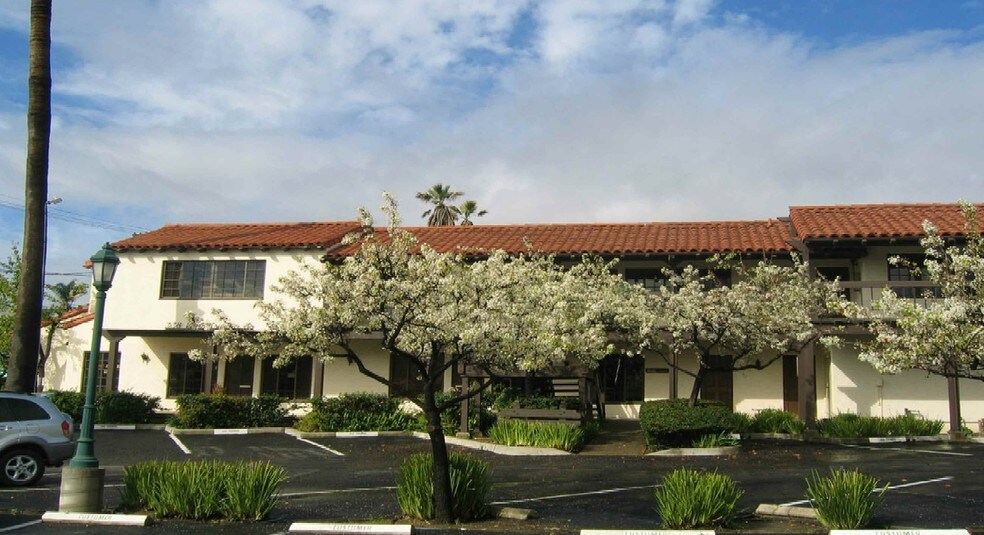 228 W Carrillo St, Santa Barbara, CA à louer - Photo du bâtiment - Image 2 de 4